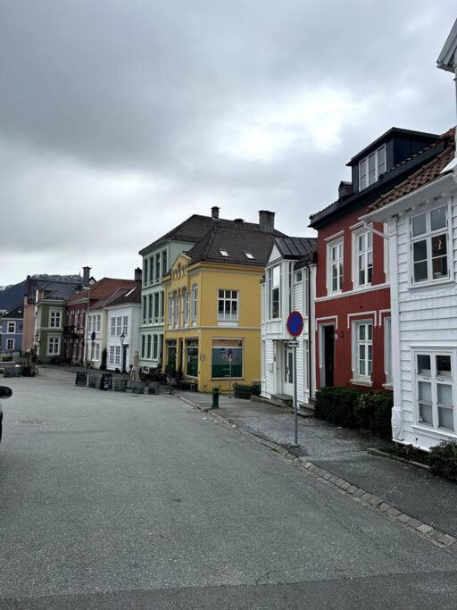 Cozy Apartment In Popular Street Bergen Exteriör bild