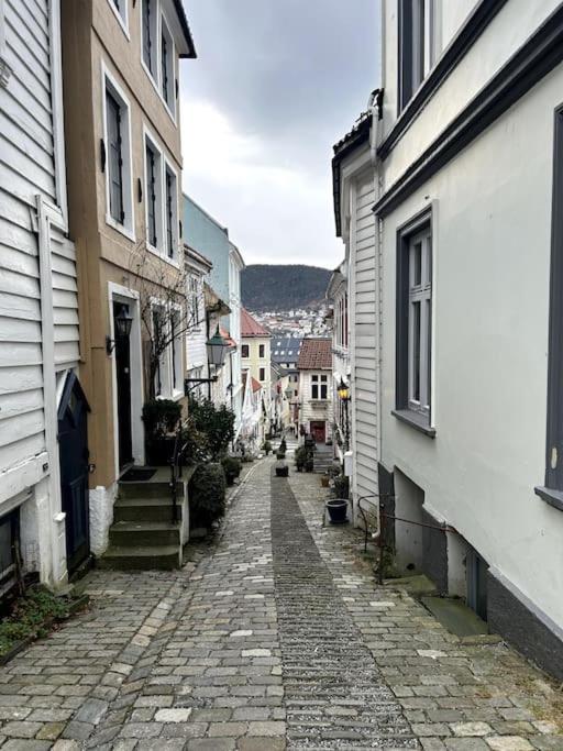 Cozy Apartment In Popular Street Bergen Exteriör bild